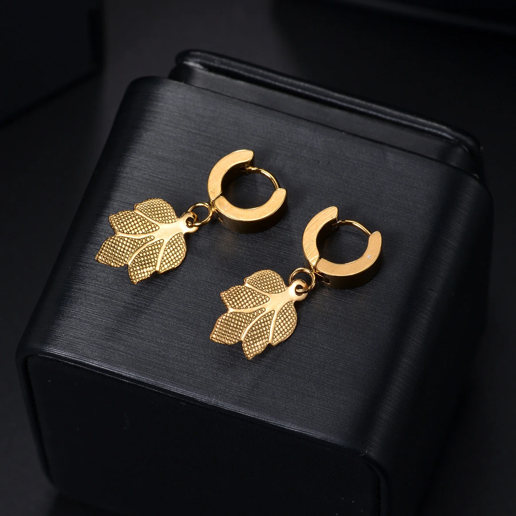 Новый дизайн Серьги с металлическими листьями золотого цвета, высококачественные Модные ювелирные изделия, Аксессуары для вечеринок для женщин Оптом
