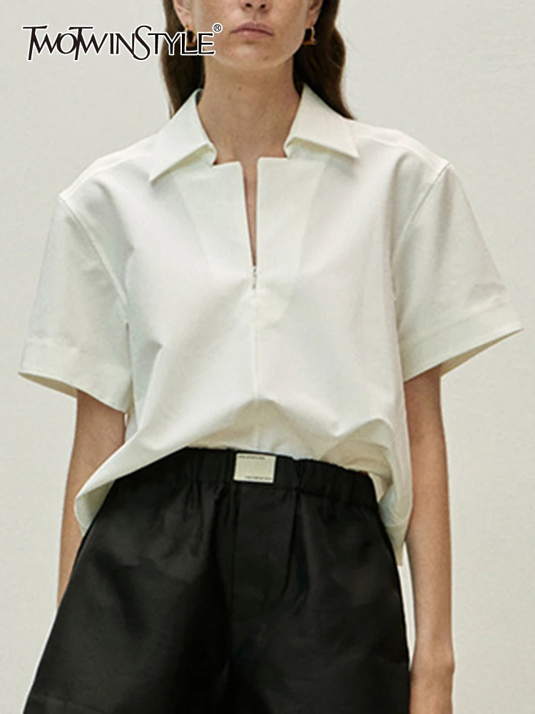 TWOTWINSTYLE, однотонные минималистичные футболки для женщин, короткий рукав с лацканами, Повседневная летняя футболка с темпераментом, женская модная одежда