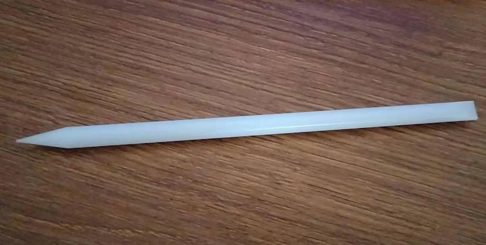 Противоскользящая пластиковая ручка для облегчения установки деталей часового механизма.