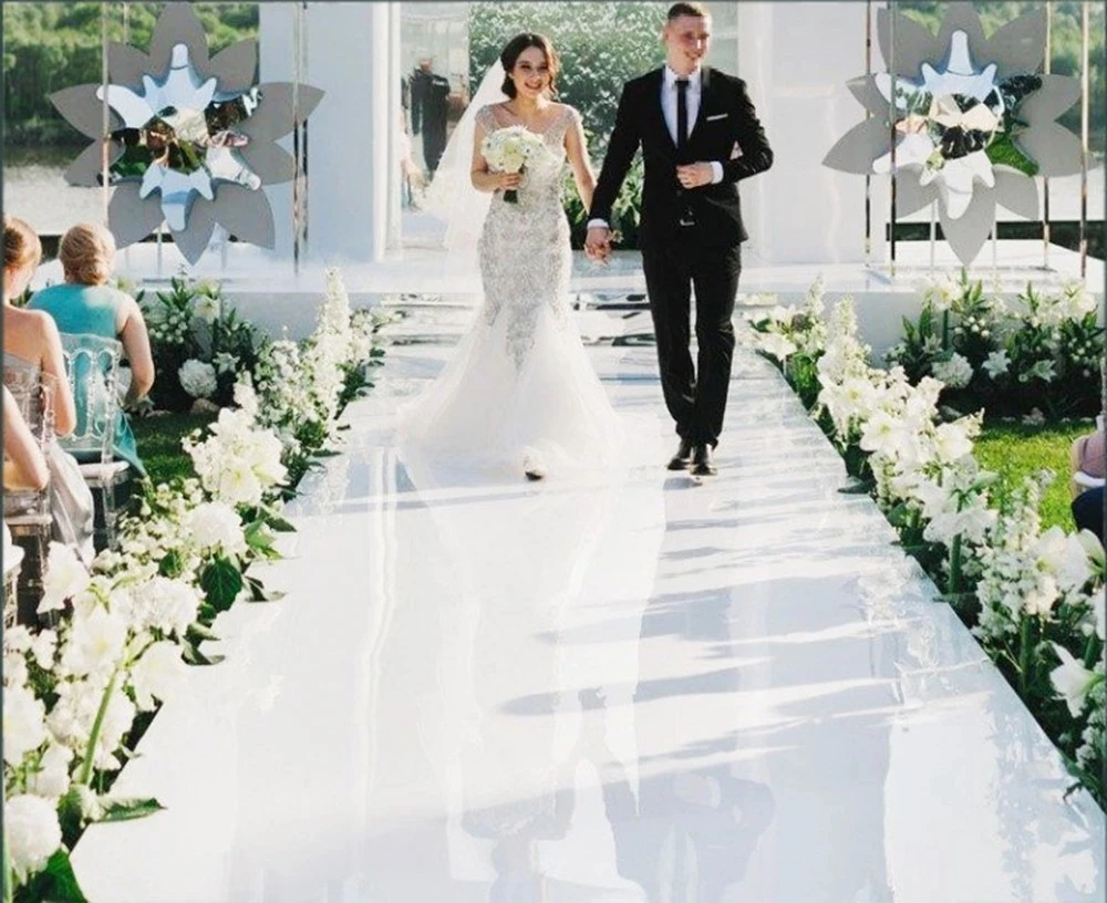 роскошное зеркало в свадебном центре длиной 2 метра, ковровый проход шириной 1 метр, свадебная взлетно-посадочная полоса, украшенная белым, золотым, серебряным